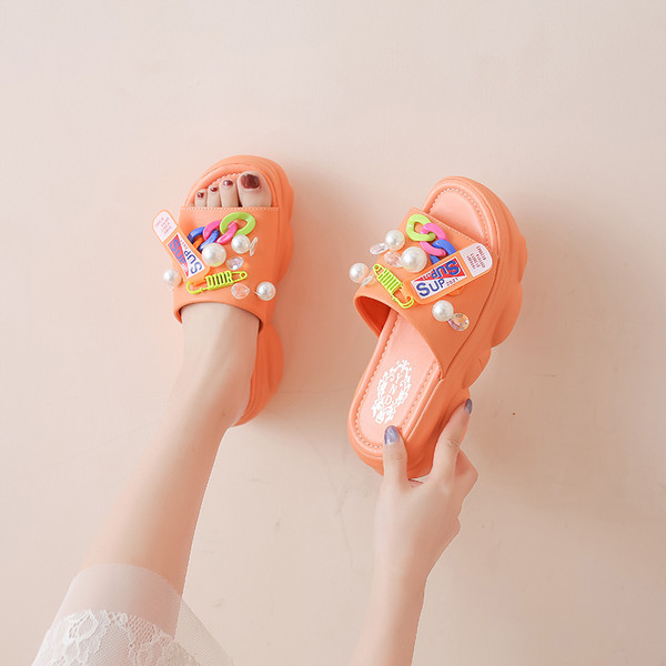 Sieviešu čības ar 3D elementiem un platformu 7 cm