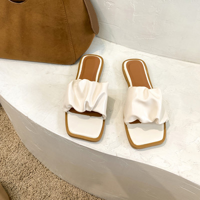 Ikdienas sieviešu ādas čības ar plakanu zoli