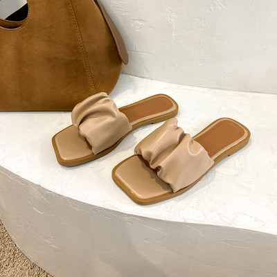 Ikdienas sieviešu ādas čības ar plakanu zoli