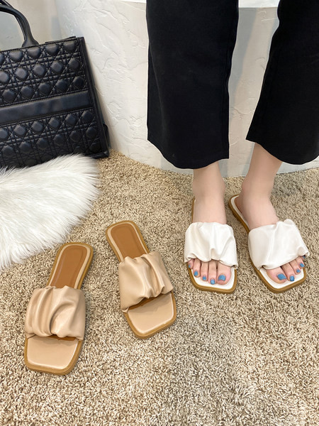 Ikdienas sieviešu ādas čības ar plakanu zoli