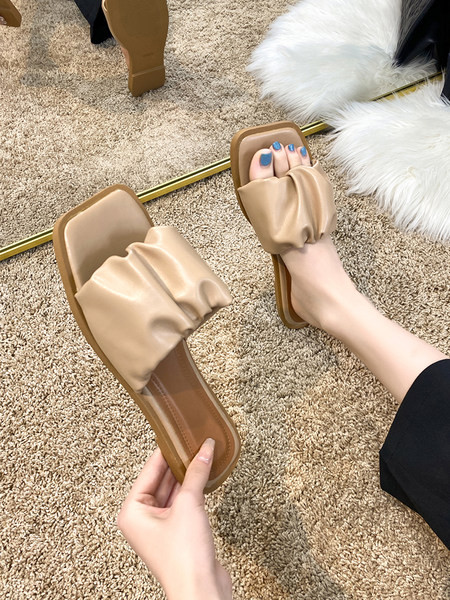 Ikdienas sieviešu ādas čības ar plakanu zoli