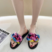 Jauns čību modelis ar 3D elementiem un plakanu zoli