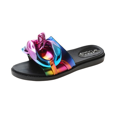 Jauns čību modelis ar 3D elementiem un plakanu zoli