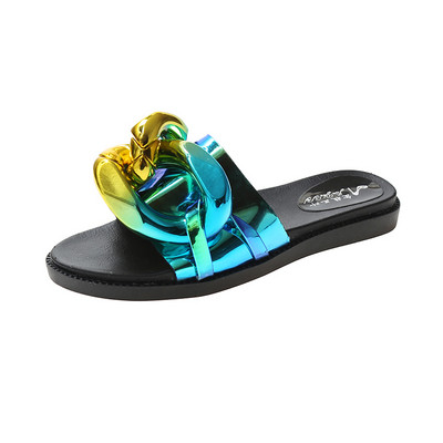 Jauns čību modelis ar 3D elementiem un plakanu zoli