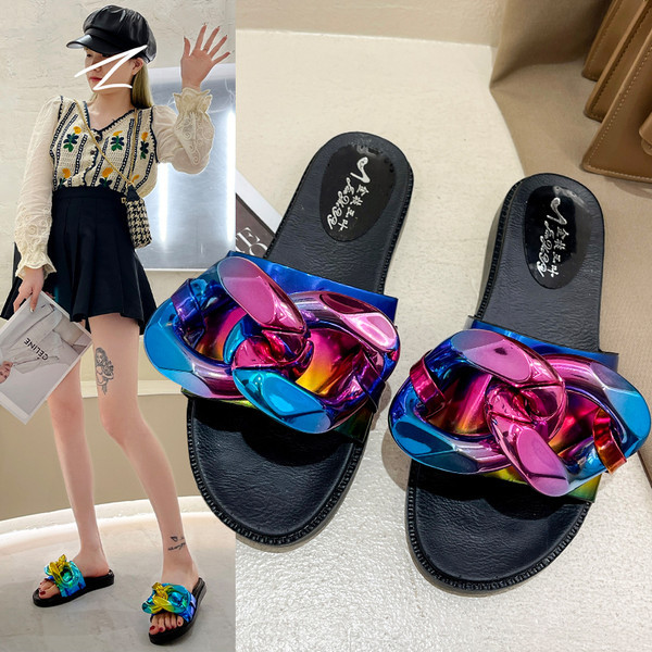 Jauns čību modelis ar 3D elementiem un plakanu zoli