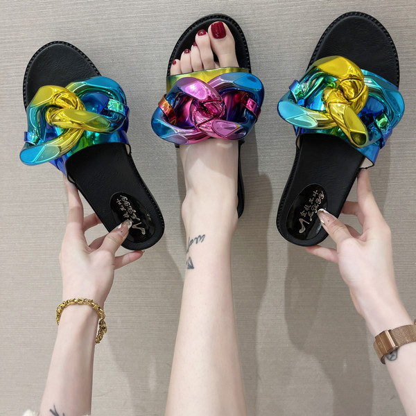 Jauns čību modelis ar 3D elementiem un plakanu zoli