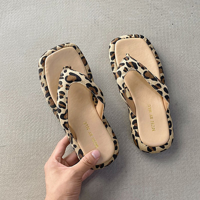 Sieviešu čības ar dažādiem rakstiem