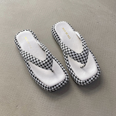 Sieviešu čības ar dažādiem rakstiem