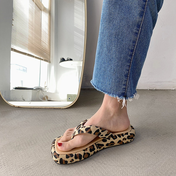 Sieviešu čības ar dažādiem rakstiem