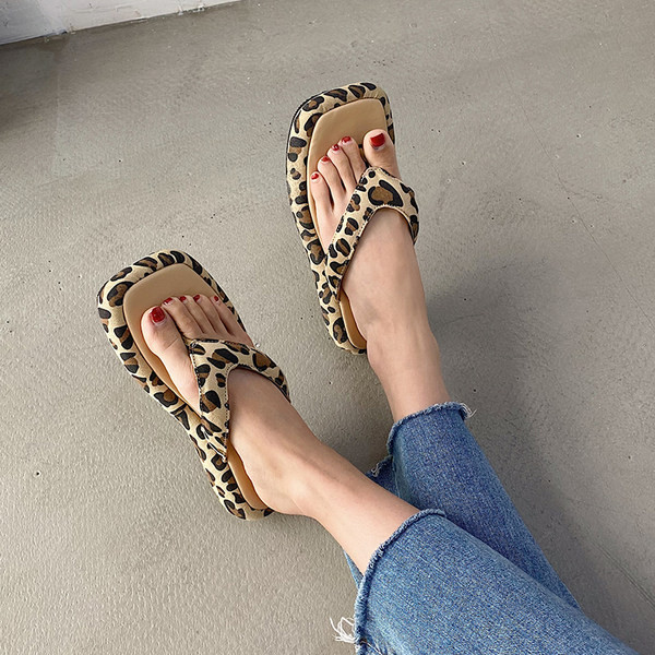 Sieviešu čības ar dažādiem rakstiem