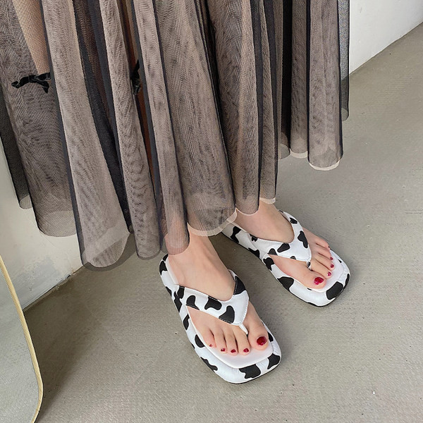 Sieviešu čības ar dažādiem rakstiem