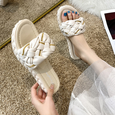 Ikdienas sieviešu čības ar plakanu zoli un ķēdi