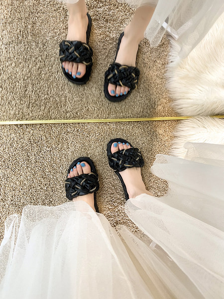 Ikdienas sieviešu čības ar plakanu zoli un ķēdi