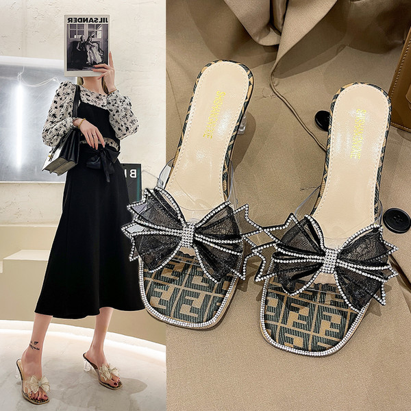 Pašreizējās čības ar lentīti un papēdi 7 cm