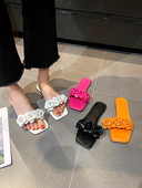 Sieviešu čības ar plakanu zoli un ziedu rotājumu