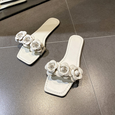 Sieviešu čības ar plakanu zoli un ziedu rotājumu