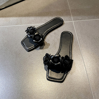 Sieviešu čības ar plakanu zoli un ziedu rotājumu