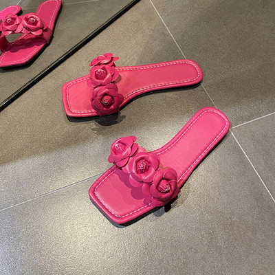 Sieviešu čības ar plakanu zoli un ziedu rotājumu