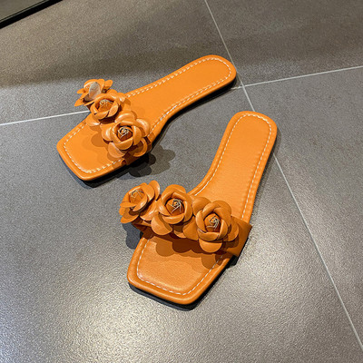 Sieviešu čības ar plakanu zoli un ziedu rotājumu