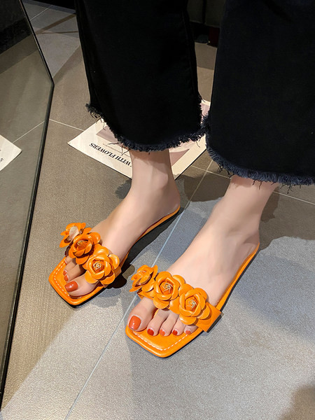 Sieviešu čības ar plakanu zoli un ziedu rotājumu