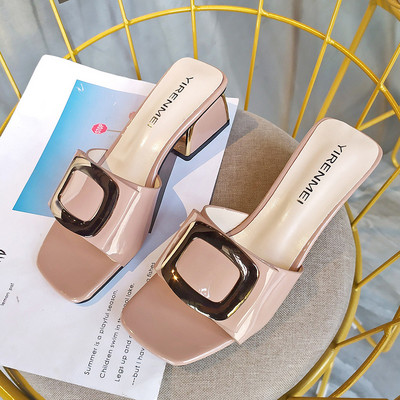 Sieviešu čības ar sprādzi un zemu biezu papēdi