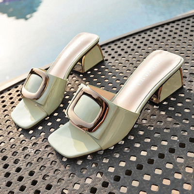 Sieviešu čības ar sprādzi un zemu biezu papēdi