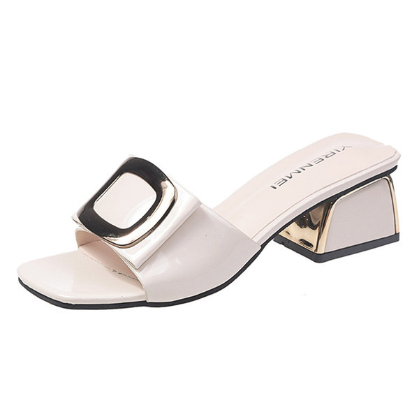 Sieviešu čības ar sprādzi un zemu biezu papēdi