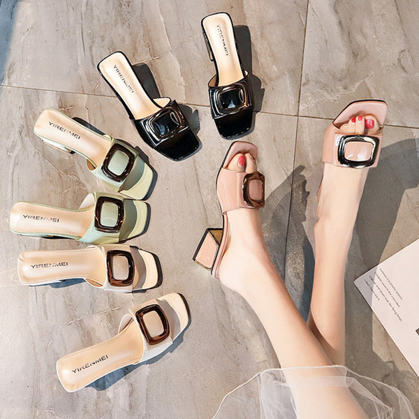 Sieviešu čības ar sprādzi un zemu biezu papēdi