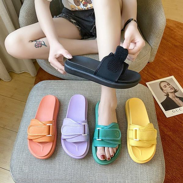 Sieviešu čības ar velcro un plakanu zoli