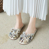 Дамски затворени чехли с перли 