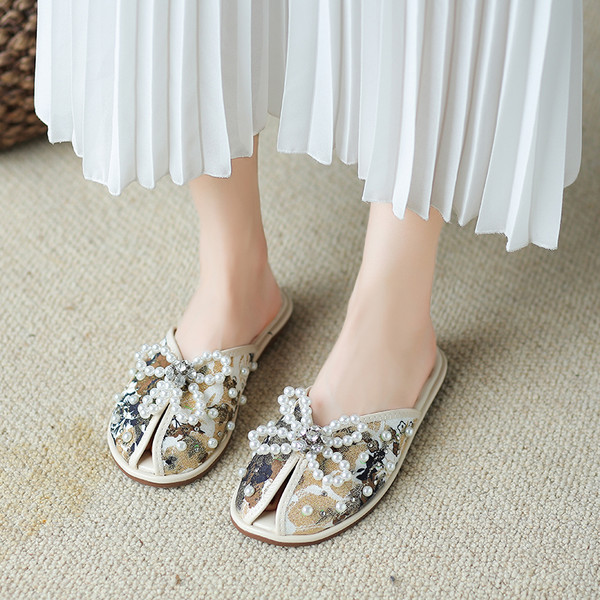 Дамски затворени чехли с перли 