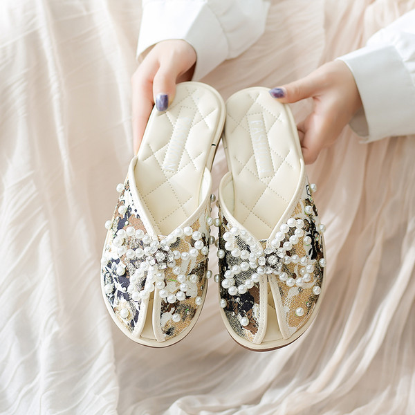 Дамски затворени чехли с перли 