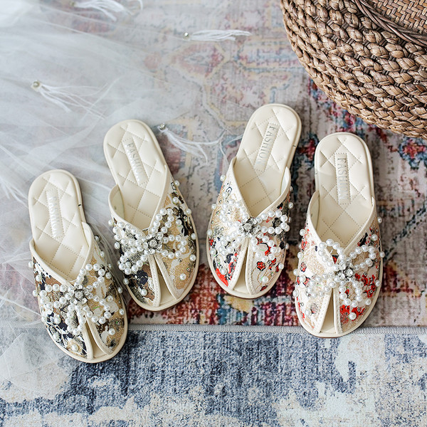 Дамски затворени чехли с перли 