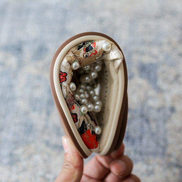 Дамски затворени чехли с перли 