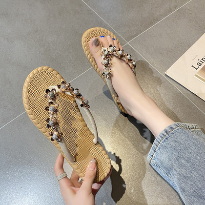 Καθημερινές γυναικείες παντόφλες με επίπεδη σόλα και μεταλλικό στοιχείο