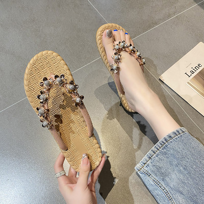 Καθημερινές γυναικείες παντόφλες με επίπεδη σόλα και μεταλλικό στοιχείο