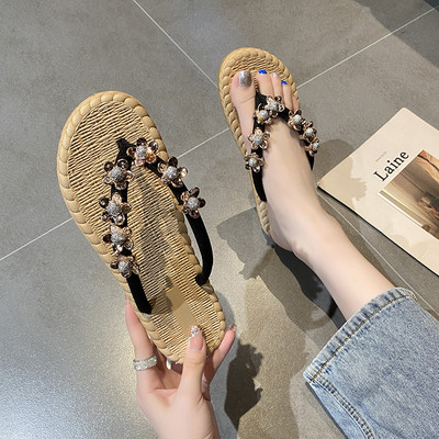 Καθημερινές γυναικείες παντόφλες με επίπεδη σόλα και μεταλλικό στοιχείο