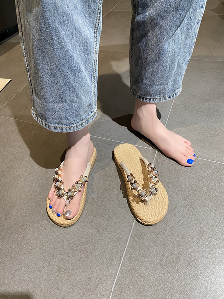 Καθημερινές γυναικείες παντόφλες με επίπεδη σόλα και μεταλλικό στοιχείο