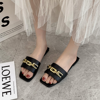 Μοντέρνες παντόφλες με μεταλλική διακόσμηση και επίπεδη σόλα