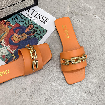 Μοντέρνες παντόφλες με μεταλλική διακόσμηση και επίπεδη σόλα