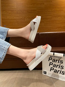 Ikdienas sieviešu čības ar plakanu zoli un pērļu rotājumu