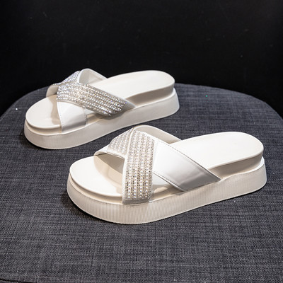 Ikdienas sieviešu čības ar plakanu zoli un pērļu rotājumu