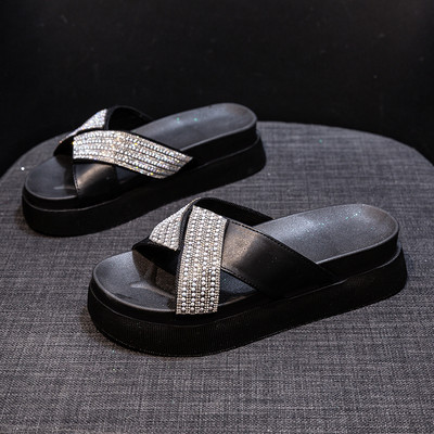 Ikdienas sieviešu čības ar plakanu zoli un pērļu rotājumu