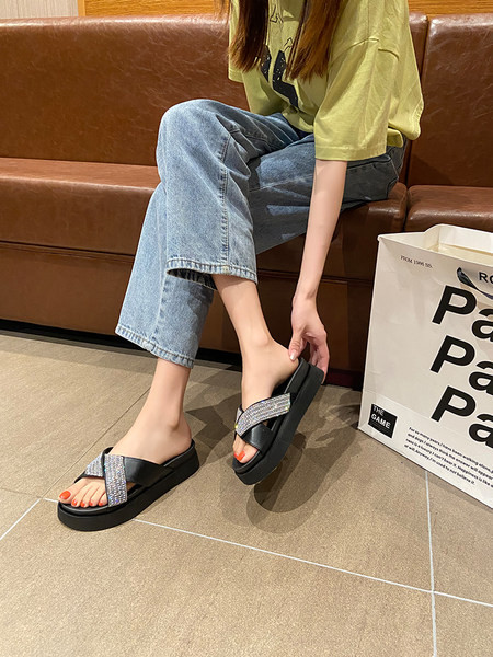 Ikdienas sieviešu čības ar plakanu zoli un pērļu rotājumu