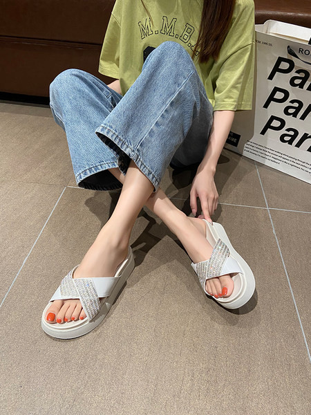 Ikdienas sieviešu čības ar plakanu zoli un pērļu rotājumu