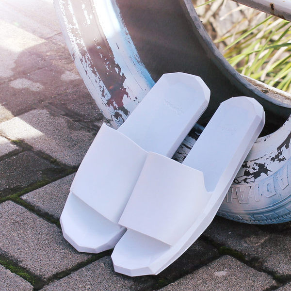 Casual papuče s ravnim potplatom u bijeloj i crnoj boji