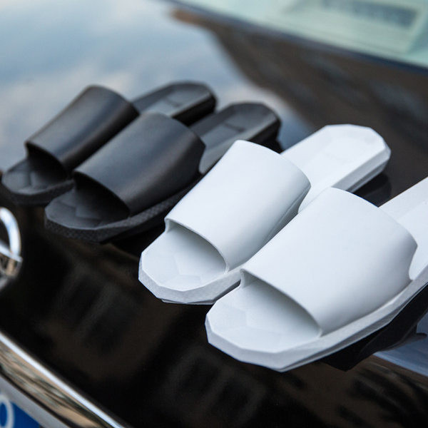 Casual papuče s ravnim potplatom u bijeloj i crnoj boji