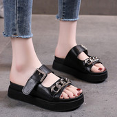 Sieviešu mākslīgās ādas čības ar metāla apdari un sprādzi