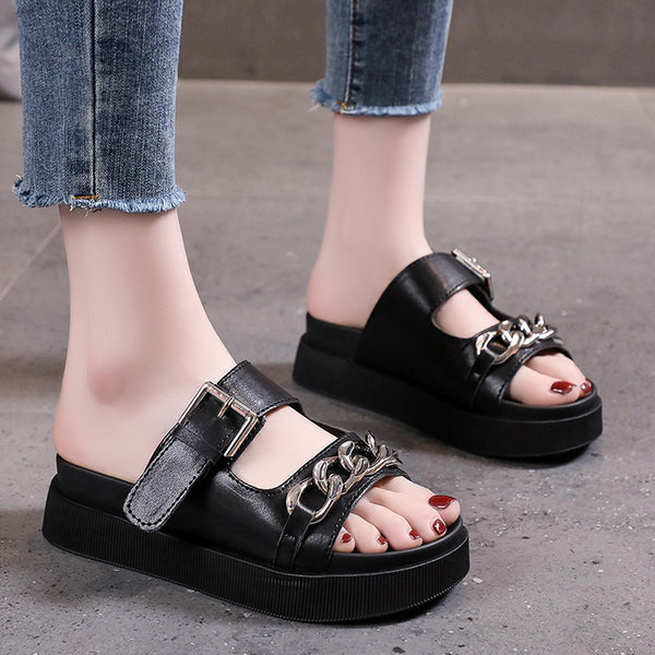 Sieviešu mākslīgās ādas čības ar metāla apdari un sprādzi