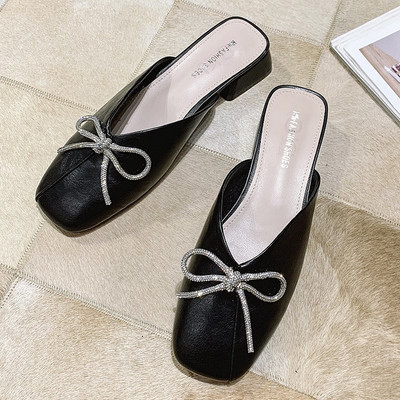 Jauns sieviešu čību modelis no mākslīgās ādas ar lenti un zemu kvadrātveida papēdi